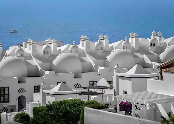 Deluxe - Oceanfront, Heated Pool アパート アデヘ