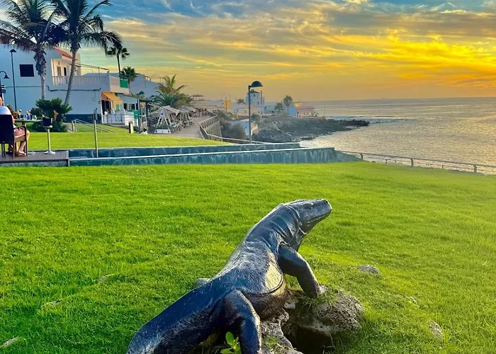 Deluxe - Oceanfront, Heated Pool アデヘ