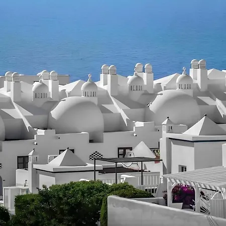 Deluxe - Oceanfront, Heated Pool Апартаменти Адехе