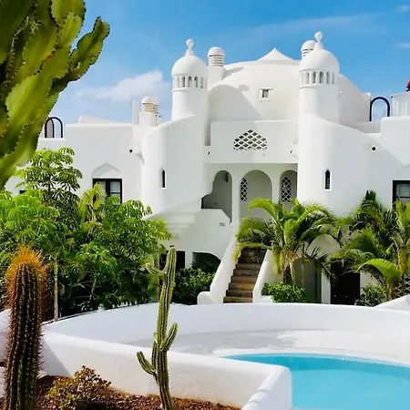 Deluxe - Oceanfront, Heated Pool Апартаменти Адехе