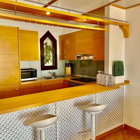 Deluxe - Oceanfront, Heated Pool Apartment