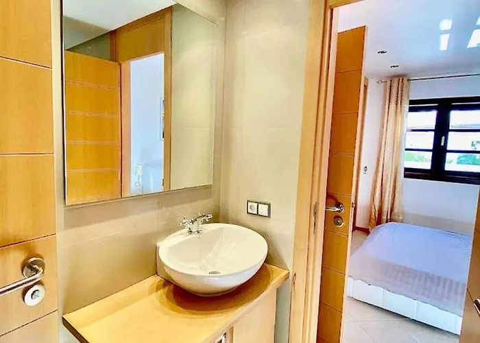 Deluxe - Oceanfront, Heated Pool Apartment